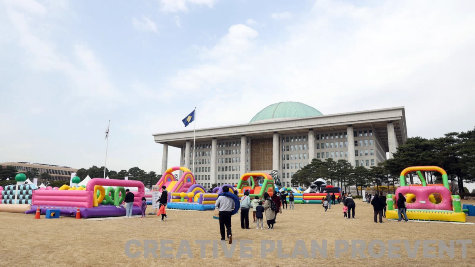 국회의사당 앞 광장에 여러 색의 에어바운스 놀이기구를 세운 놀이존