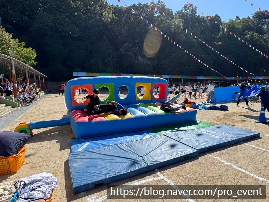 운동장에 세운 에어 과녁 구조물과 그 앞에 깔아 둔 파란 매트