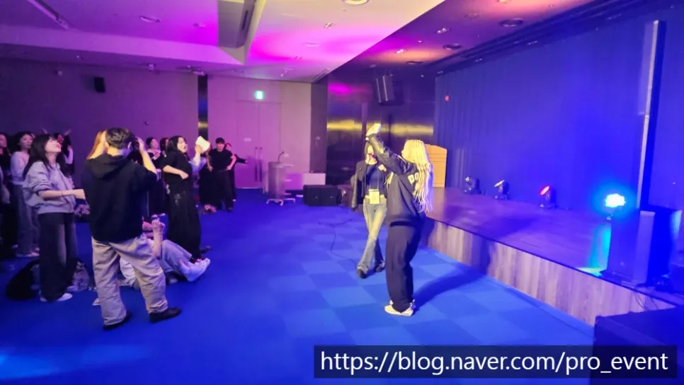 대학교 신입생 OT 레크리에이션 — 조명을 더한 50명의 무대 현장