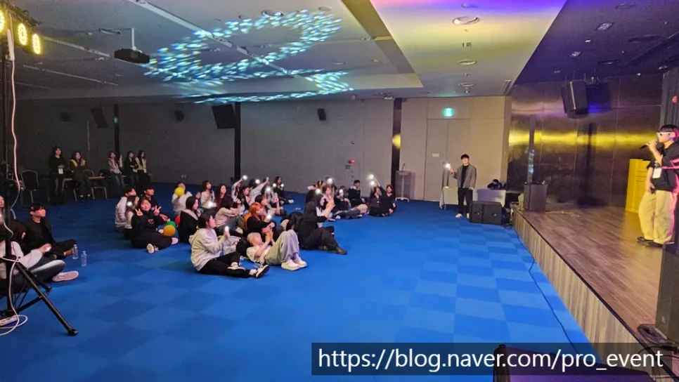대학교 신입생 OT 레크리에이션 — 조명을 더한 50명의 무대 현장